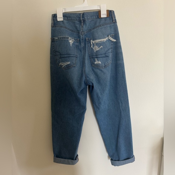 American Eagle High Rise Midwash Distressed Mom Jeans in Size 2- worn one time! - Picture 4 of 6